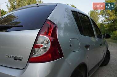 Хэтчбек Renault Sandero 2012 в 