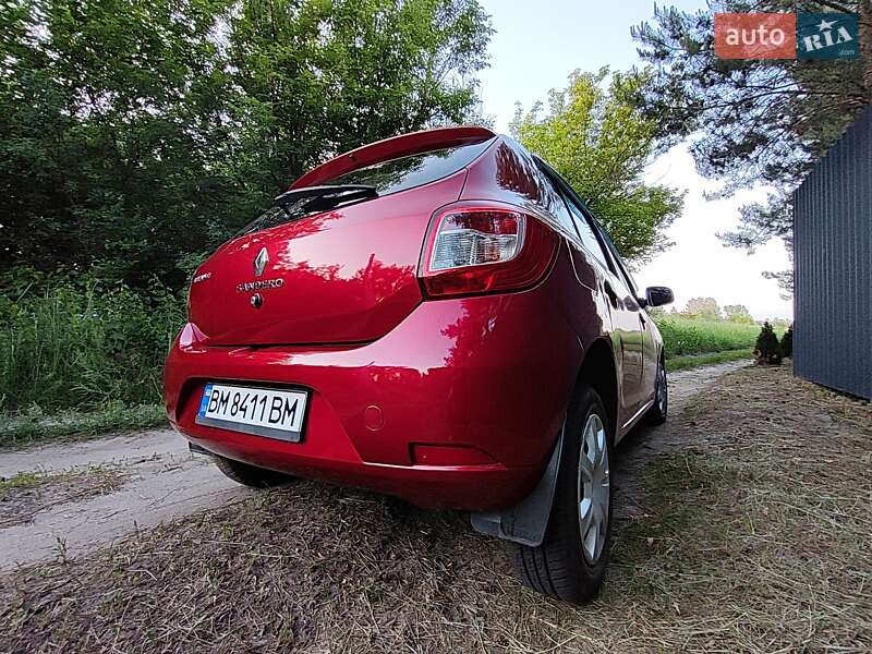 Хетчбек Renault Sandero 2013 в Краснограді