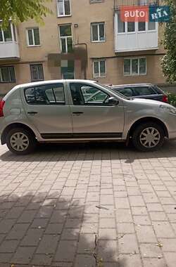 Хэтчбек Renault Sandero 2010 в 