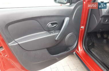Хэтчбек Renault Sandero 2013 в 
