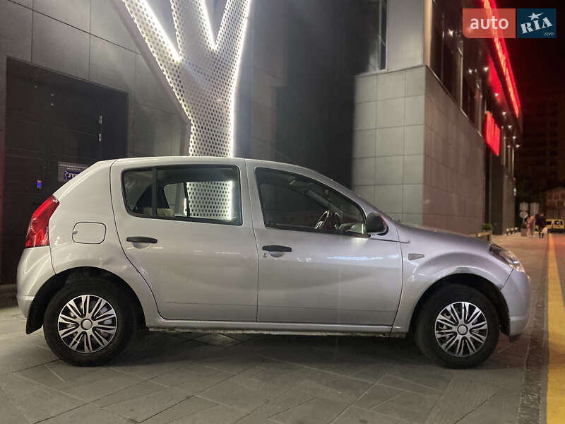 Хетчбек Renault Sandero 2010 в Житомирі