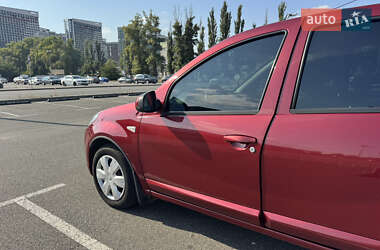 Хэтчбек Renault Sandero 2011 в 