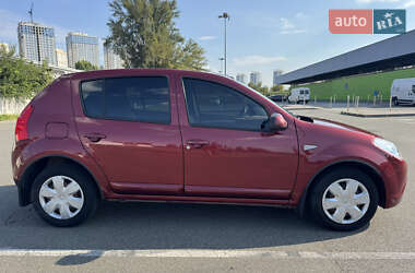 Хэтчбек Renault Sandero 2011 в 
