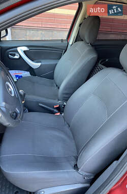 Хэтчбек Renault Sandero 2012 в 