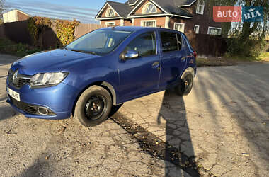 Хэтчбек Renault Sandero 2014 в 