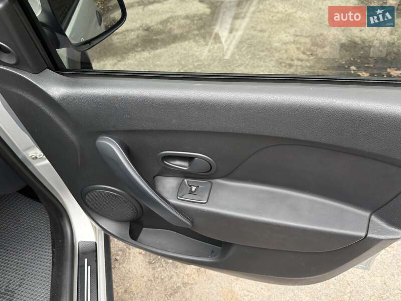 Хетчбек Renault Sandero 2015 в Сумах фото 26 Хетчбек Renault Sandero 2015 в Сумах