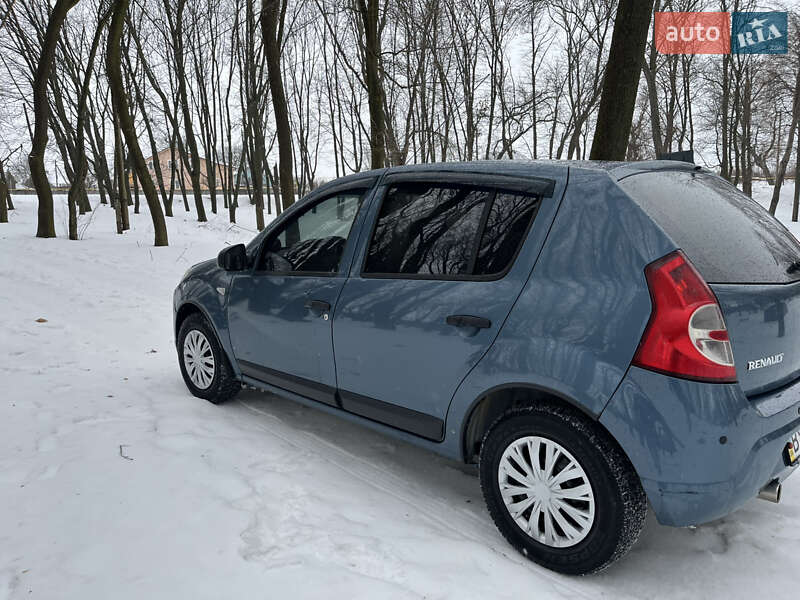 Хэтчбек Renault Sandero 2011 в Хотине