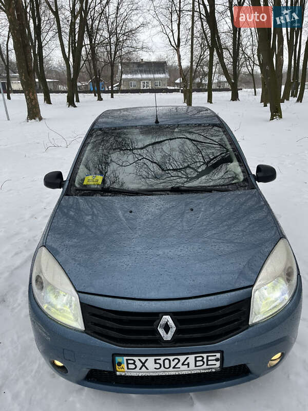 Хэтчбек Renault Sandero 2011 в Хотине