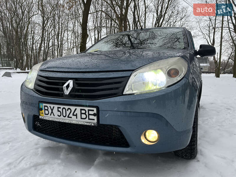 Хэтчбек Renault Sandero 2011 в Хотине