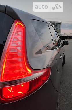 Минивэн Renault Scenic 2010 в 