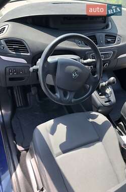 Минивэн Renault Scenic 2011 в 