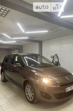 Минивэн Renault Scenic 2010 в 