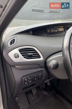 Минивэн Renault Scenic 2010 в 