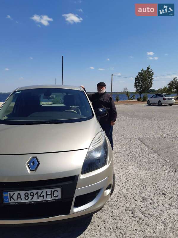 Минивэн Renault Scenic 2011 в 