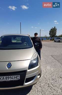 Минивэн Renault Scenic 2011 в 