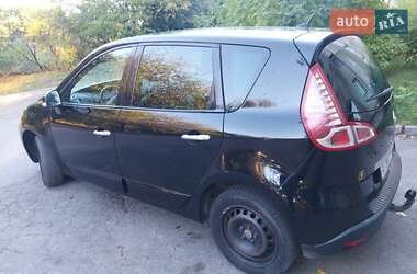 Минивэн Renault Scenic 2011 в 