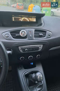 Минивэн Renault Scenic 2013 в 