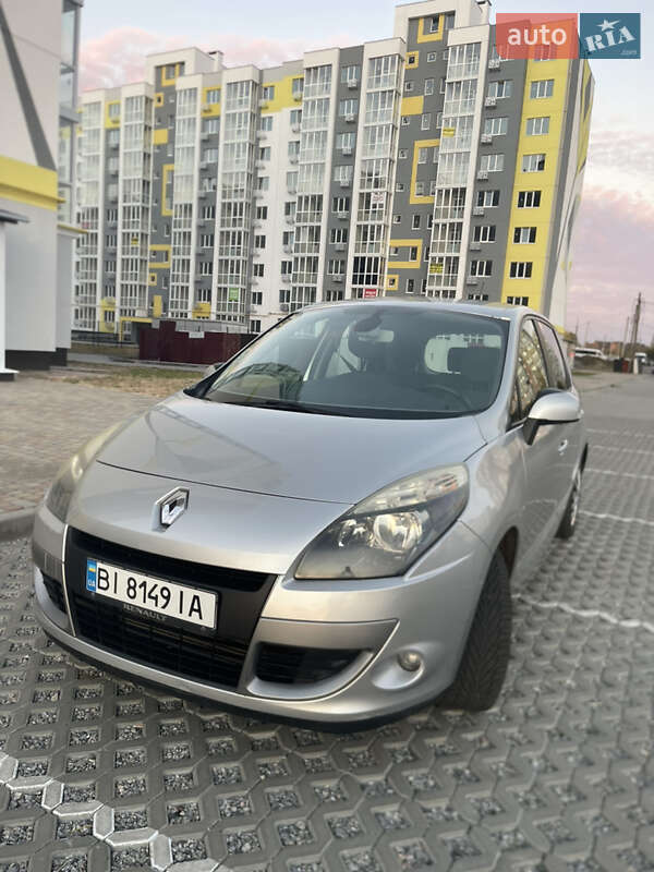 Минивэн Renault Scenic 2011 в 