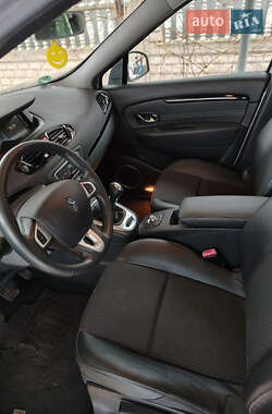 Минивэн Renault Scenic 2011 в 