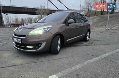 Минивэн Renault Scenic 2012 в 