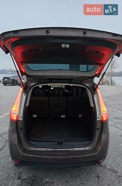 Минивэн Renault Scenic 2012 в 