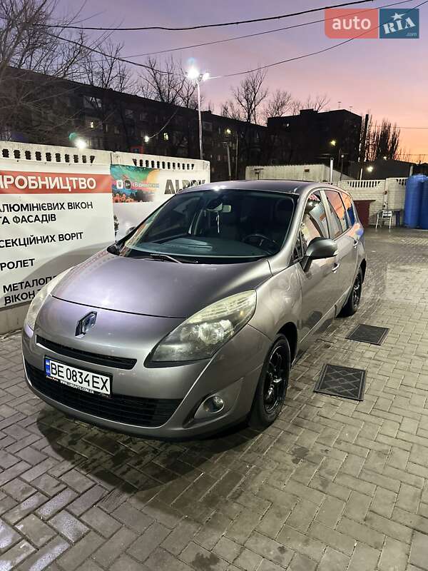 Минивэн Renault Scenic 2011 в 