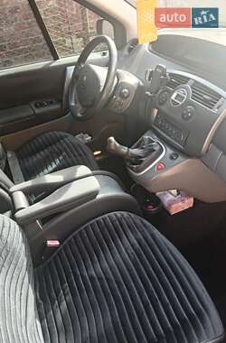 Минивэн Renault Scenic 2004 в 