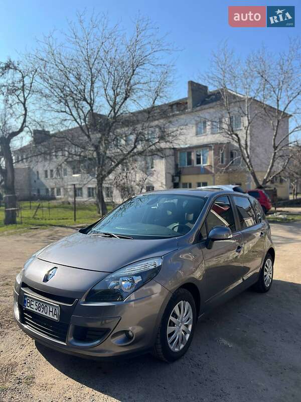 Минивэн Renault Scenic 2011 в 