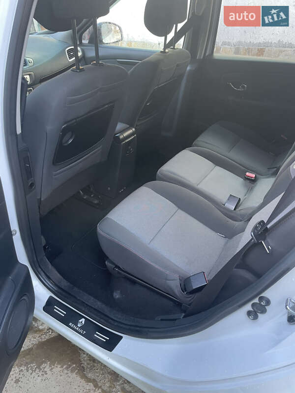 Минивэн Renault Scenic 2012 в Стрелках