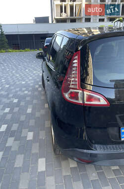 Минивэн Renault Scenic 2011 в 