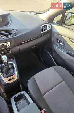 Хэтчбек Renault Scenic 2013 в 