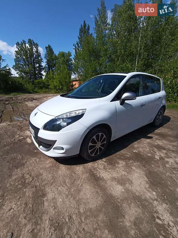 Минивэн Renault Scenic 2011 в 