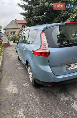 Минивэн Renault Scenic 2011 в 