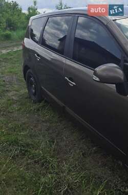 Минивэн Renault Scenic 2011 в 