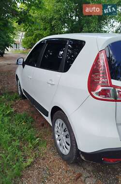 Минивэн Renault Scenic 2010 в 