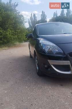 Минивэн Renault Scenic 2011 в 