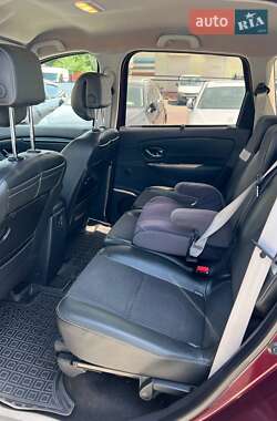 Минивэн Renault Scenic 2012 в 