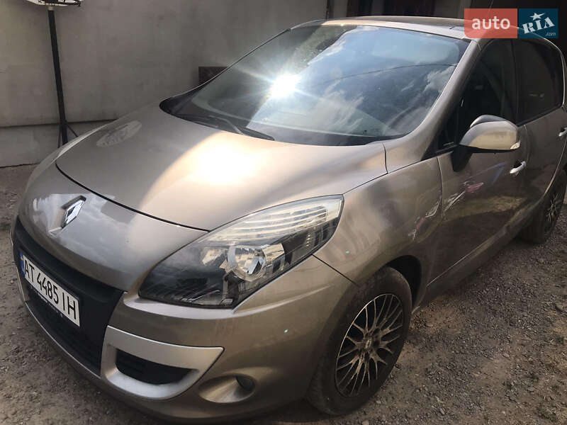 Минивэн Renault Scenic 2010 в 