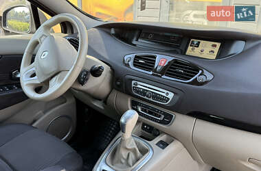 Минивэн Renault Scenic 2011 в 