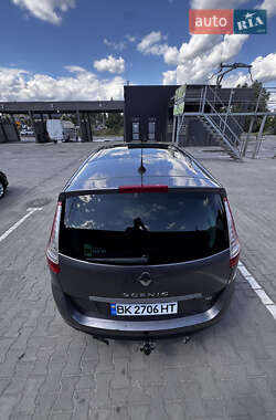 Минивэн Renault Scenic 2010 в 