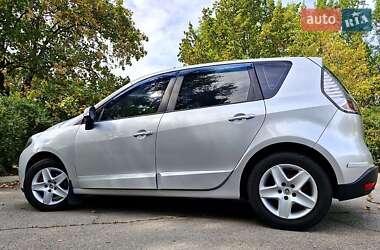 Минивэн Renault Scenic 2015 в 