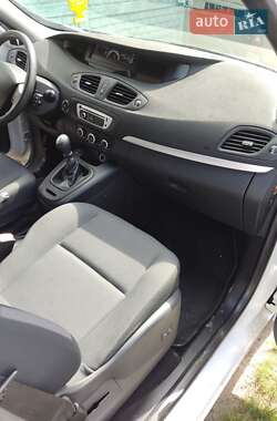 Минивэн Renault Scenic 2012 в 