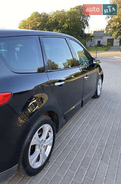 Минивэн Renault Scenic 2011 в 