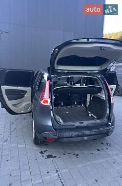 Минивэн Renault Scenic 2010 в 