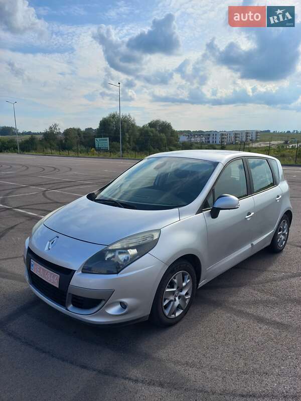 Минивэн Renault Scenic 2011 в 