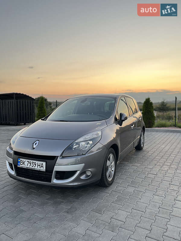 Минивэн Renault Scenic 2010 в 