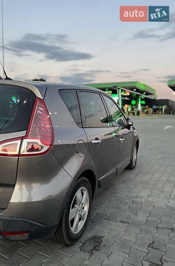 Минивэн Renault Scenic 2010 в 