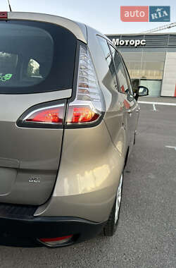 Минивэн Renault Scenic 2013 в 