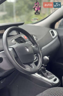 Минивэн Renault Scenic 2011 в 