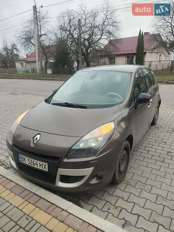 Минивэн Renault Scenic 2011 в 